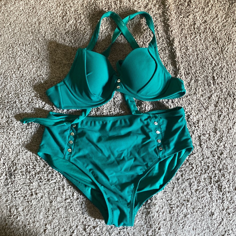 Bikini - Picture 1 of 1
